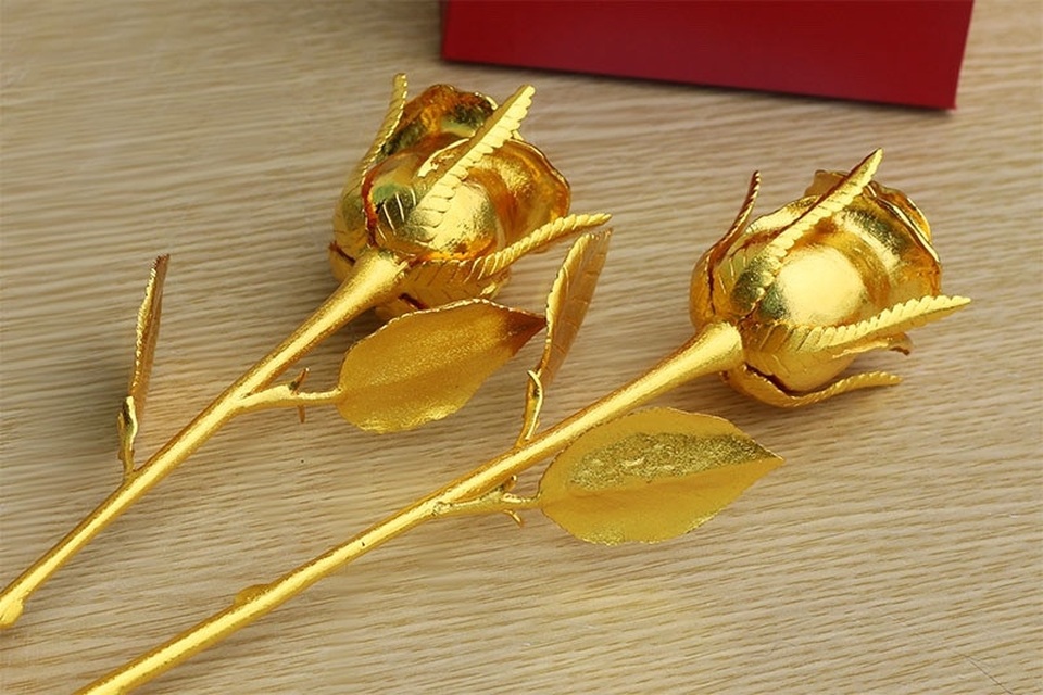 Hoa hồng đúc đồng mạ vàng 24k có giá 2,5 triệu đồng hút khách.