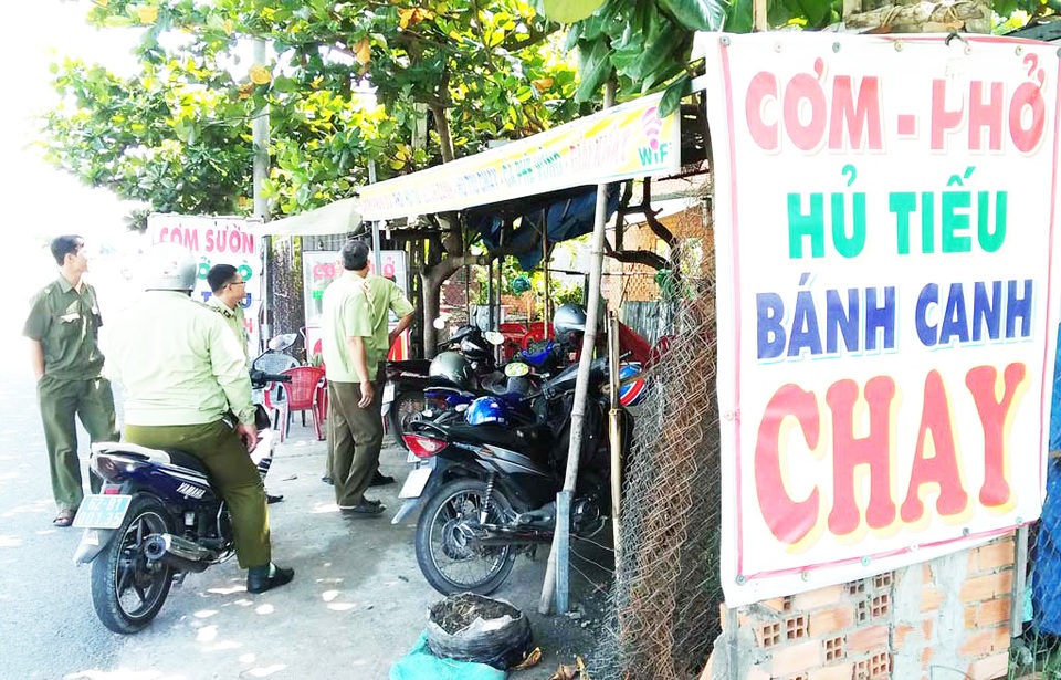 6 đĩa cơm “chém” 1,2 triệu, chủ quán bị phạt 4 triệu đồng - 1 Lực lượng chức năng xử phạt quán ăn ven đường chặt chém khách 4 triệu đồng