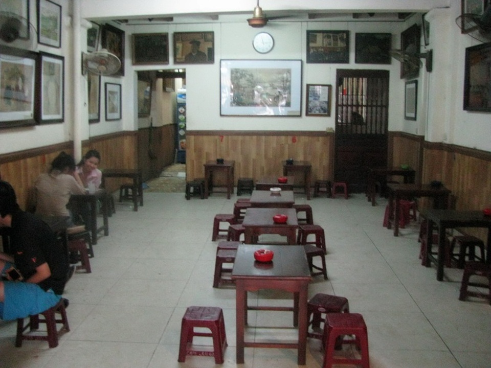 Nhiều bức tranh có giá trị được trưng bày trong không gian quán.