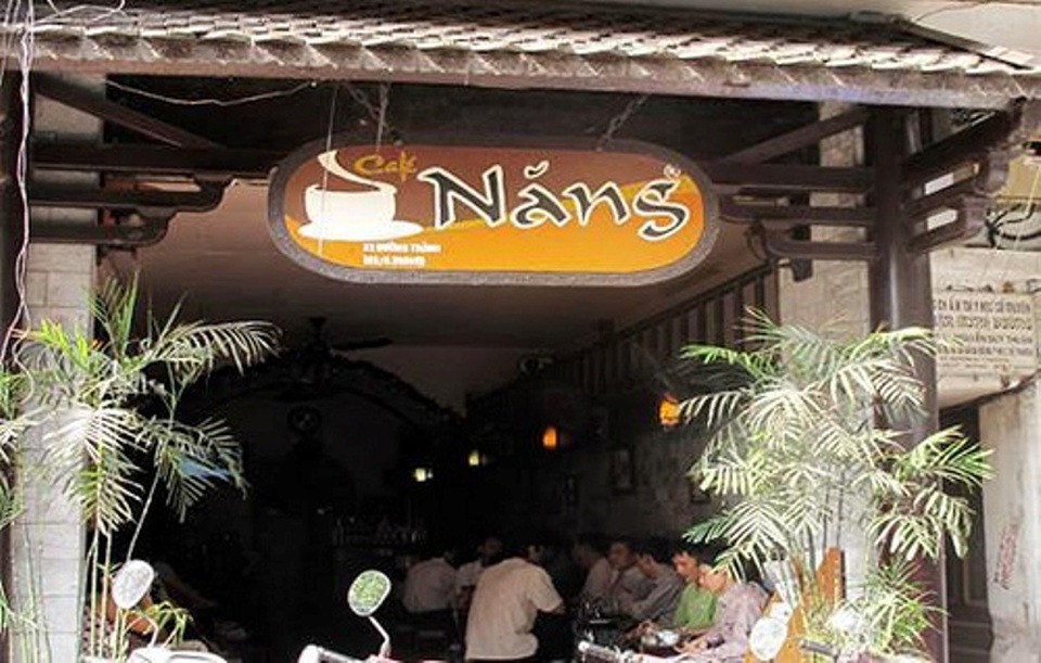 Dù sáng, trưa, chiều, tối, lúc nào quán cũng tấp nập.