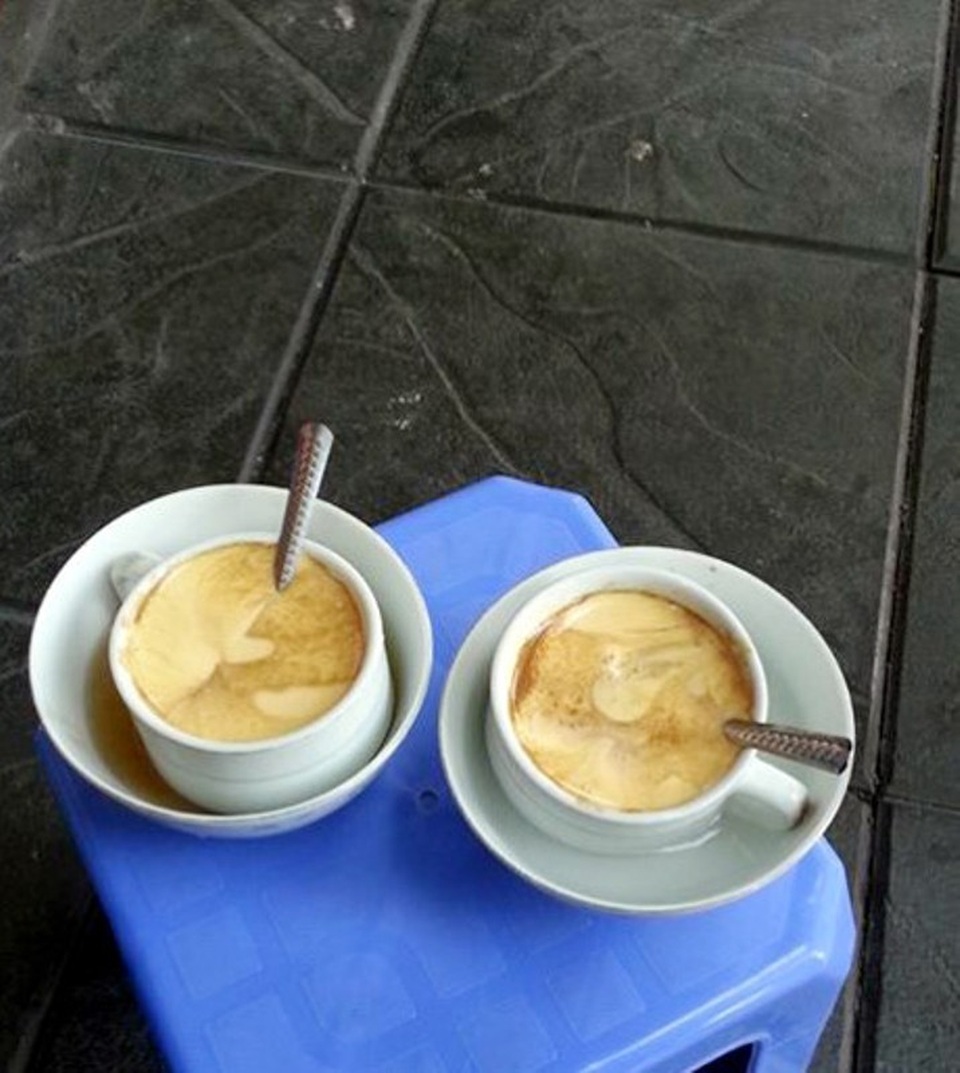 Cà phê trứng có vị đậm đà, kết hợp vị ngòn ngọt, beo béo của trứng với vị đắng vốn có của cà phê. Hai vị đối lập ấy trung hòa lại với nhau, tạo nên vị dịu dàng không thể lẫn.