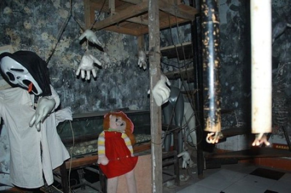 Bên trong quán được trang trí với những hình thù kỳ dị.