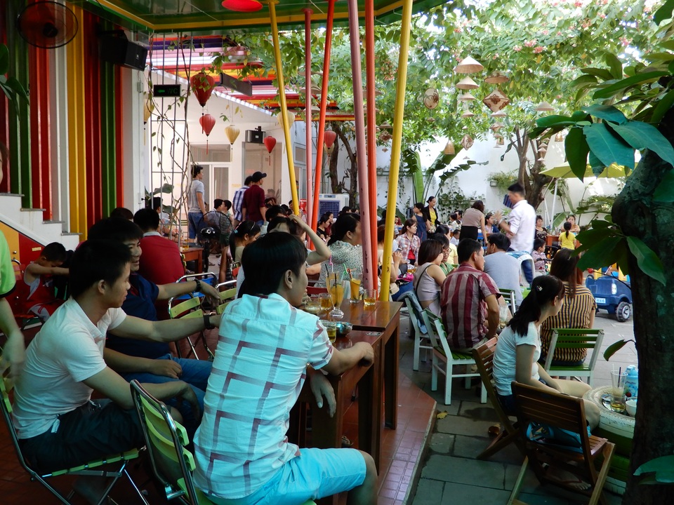 Quán cà phê, khu vui chơi trẻ em nhộn nhịp ngày lễ - 1
Các quán cà phê đông khách trong ngày lễ 1/5