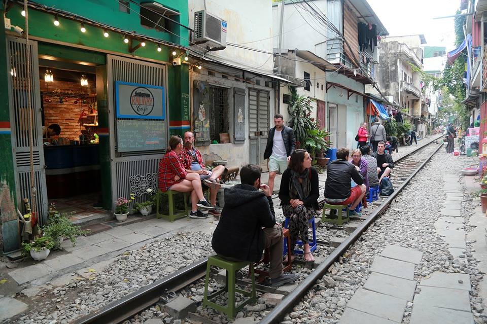 Hà Nội: Dẹp bỏ quán cà phê trên đường ray tàu hỏa - 1 Một số hộ kinh doanh đồ uống đã kê bàn ghế giữa đường tàu để bán hàng.