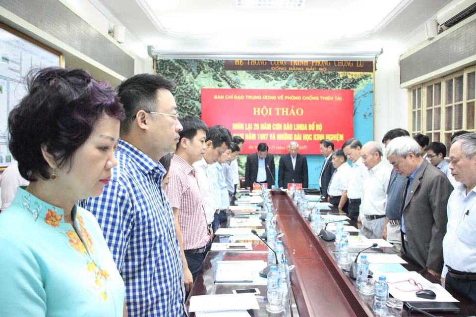 20 năm trước, vì sao bão Linda cướp đi gần 3.000 sinh mạng? - 1 Các đại biểu tham dự cuộc hội thảo dành ít phút tưởng niệm các nạn nhân tử vong trong cơn bão Linda năm 1997.