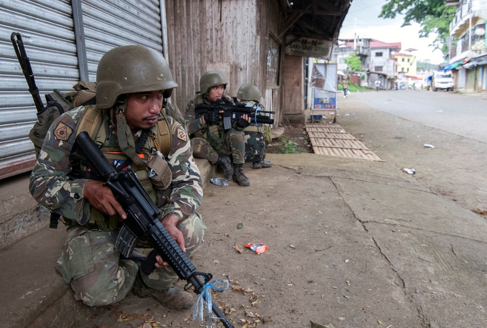 Philippines dốc sức giải phóng thành phố bị phiến quân chiếm đóng - 2 “Những người lính của chúng ta đang làm nhiệm vụ của họ. Họ đang dốc hết sức lực và đang tiếp tục nỗ lực để giải phóng Marawi. Hy vọng chiến sự sẽ kết thúc trước ngày thứ hai (12/6)”, ông Padilla cho biết. Người phát ngôn quân đội tin tưởng rằng quân đội chính phủ sẽ giải phóng toàn bộ thành phố Marawi trước Ngày Độc lập Philippines 12/6. Trong ảnh: Binh lính phục kích phiến quân trên một tuyến đường ở Marawi.