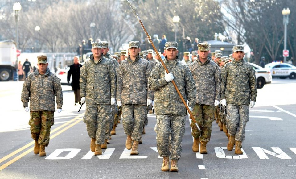 Washington tất bật chuẩn bị cho lễ nhậm chức của ông Trump - 7 Các quân nhân Mỹ tập luyện ở gần Nhà Trắng để chuẩn bị cho lễ diễu hành chính thức vào ngày 20/1 tới (Ảnh: Reuters)