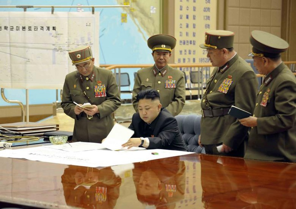 Sức mạnh quân sự đáng gờm của Triều Tiên - 20
Nhà lãnh đạo Triều Tiên Kim Jong-un chủ trì một cuộc họp khẩn cấp với Lực lượng tên lửa chiến lược tại Bộ chỉ quy tối cao ở Bình Nhưỡng.