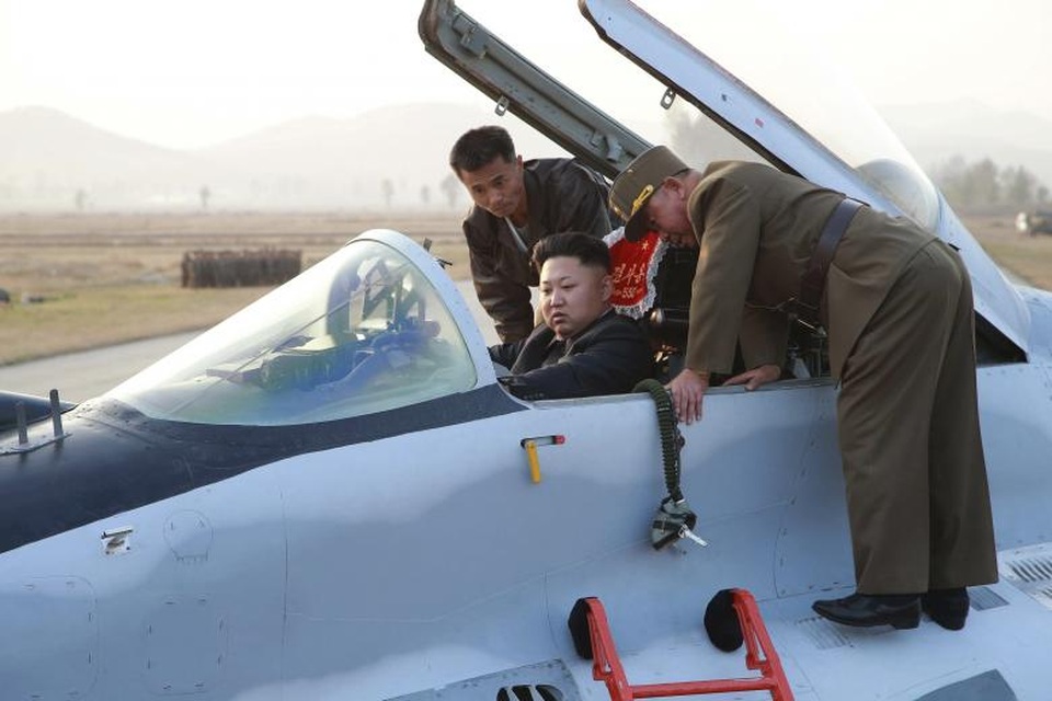 Sức mạnh quân sự đáng gờm của Triều Tiên - 24
Nhà lãnh đạo Kim Jong-un ngồi thử buồng lái một máy bay chiến đấu.