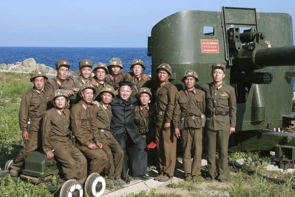 Sức mạnh quân sự đáng gờm của Triều Tiên - 8
Ông Kim Jong-un chụp ảnh cùng các binh sĩ trong một chuyến thị sát.