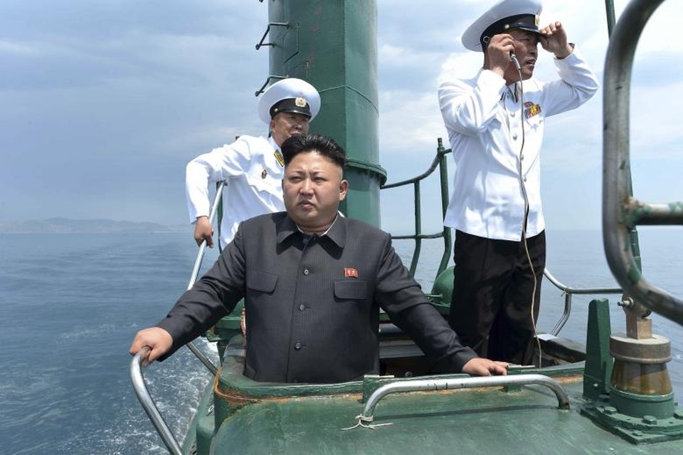 Sức mạnh quân sự đáng gờm của Triều Tiên - 5
Nhà lãnh đạo Triều Tiên Kim Jong-un đứng trên một tàu ngầm trong chuyến thị sát Đơn vị hải quân 167 tháng 6/2014.