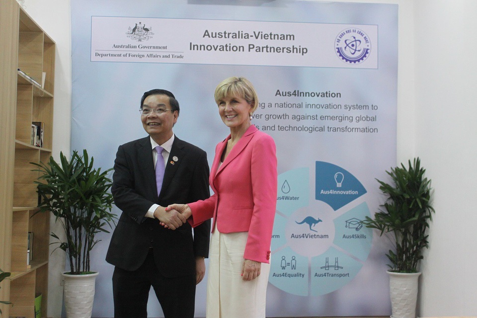 Việt Nam – Australia: Đổi mới sáng tạo là một trụ cột mới trong quan hệ đối tác chiến lược - 1
Ông Chu Ngọc Anh, Bộ trưởng Bộ KH&CN Việt Nam và bà Julia Bishop, Bộ trưởng Bộ Ngoại giao và Thương mại Australia bắt tay thể hiện quyết tâm thực hiện những nội dung trong Chương trình vừa công bố.