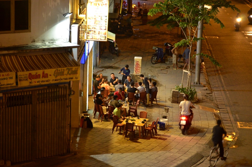 Nhà hàng, quán nhậu “nuốt chửng” vỉa hè quận 1 - 4 Quán nhậu tràn cả vỉa hè