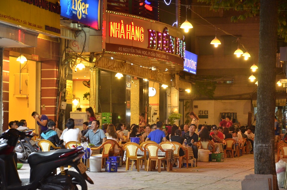 Nhà hàng, quán nhậu “nuốt chửng” vỉa hè quận 1 - 7 Nhưng nay lại tái diễn