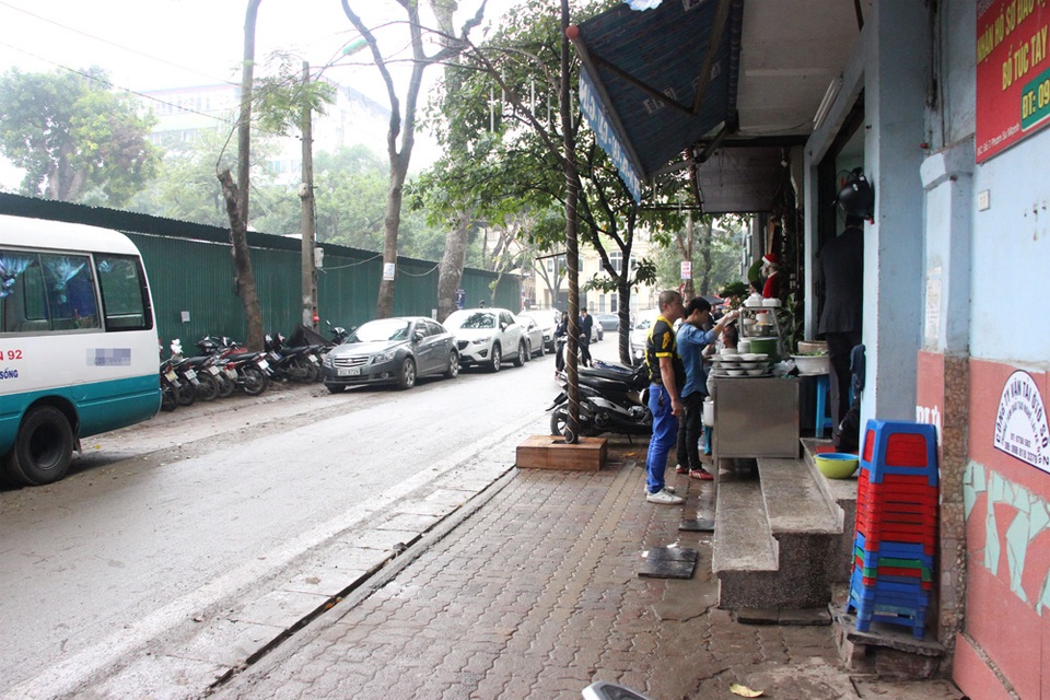 Hà Nội: Quán bún chả trong... xe khách - 3
Chiếc xe khách cải tạo thành quán bún nằm ngay đối diện quán.