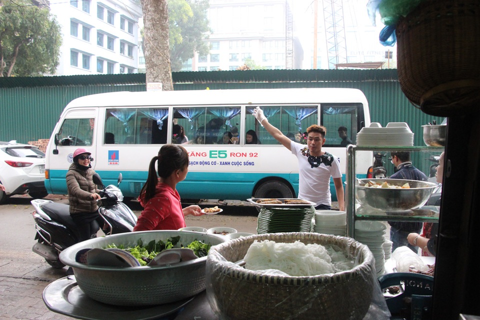 Hà Nội: Quán bún chả trong... xe khách - 1 Do không gian bên trong quán chật hẹp, chủ quán đã cải tạo bên trong một chiếc xe ô tô khách để làm nơi cho khách ngồi ăn bún chả, tăng thêm diện tích kinh doanh mặt hàng này.