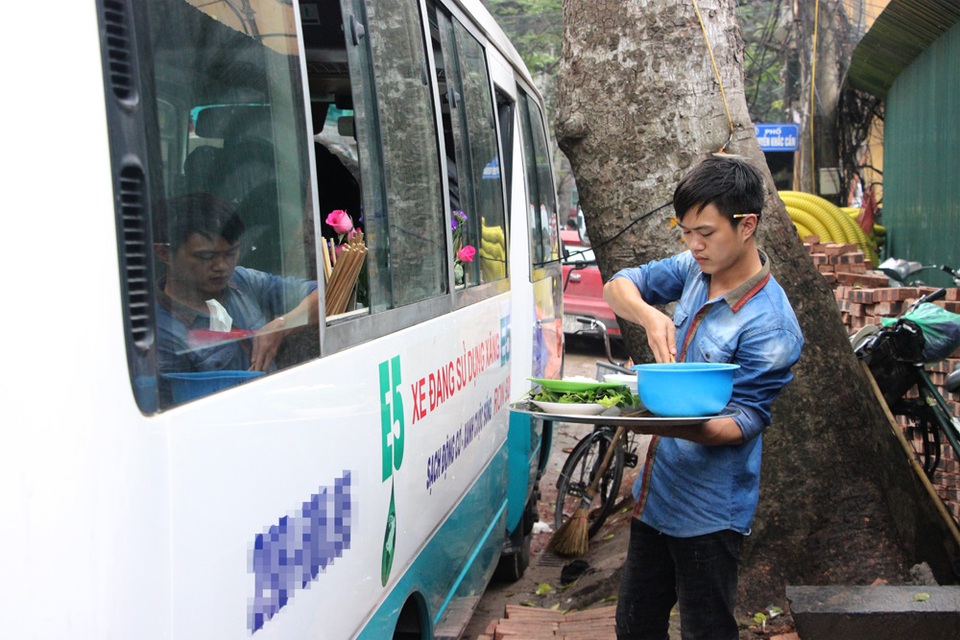 Hà Nội: Quán bún chả trong... xe khách - 5
Nhân viên chuyển đồ ăn cho khách qua cửa kính xe.