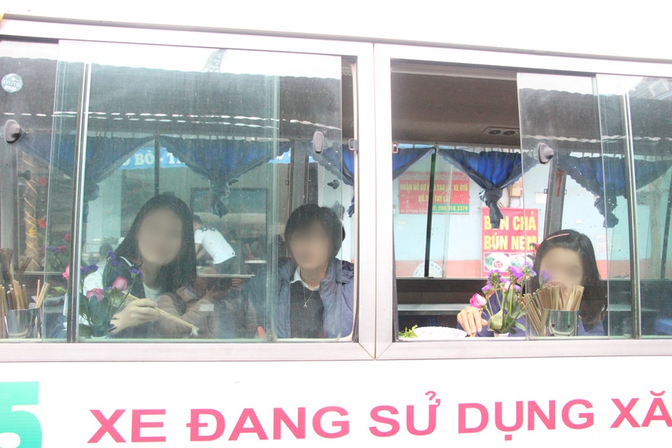 Hà Nội: Quán bún chả trong... xe khách - 8
Quán ăn lạ này được cho là sáng kiến của chủ quán sau khi ủng hộ chủ trương trả lại vỉa hè cho người đi bộ.