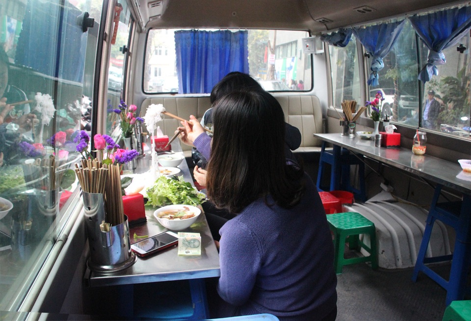 Hà Nội: Quán bún chả trong... xe khách - 6 Hà Nội: Quán bún chả trong... xe khách - 6
