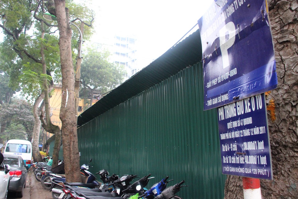 Hà Nội: Quán bún chả trong... xe khách - 2
Chủ quán bún chả này cho rằng việc đỗ xe bún chả là không vi phạm luật giao thông vì khu vực này được phép đỗ xe ô tô!