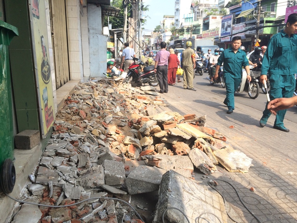 TPHCM: Nhiều lãnh đạo quận, huyện tiếp tục xuống đường “đòi” lại vỉa hè - 3
Phá dỡ các bục, bậc tam cấp bê tông lấn chiếm vỉa hè