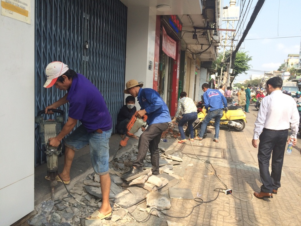 TPHCM: Nhiều lãnh đạo quận, huyện tiếp tục xuống đường “đòi” lại vỉa hè - 2 TPHCM: Nhiều lãnh đạo quận, huyện tiếp tục xuống đường “đòi” lại vỉa hè - 2