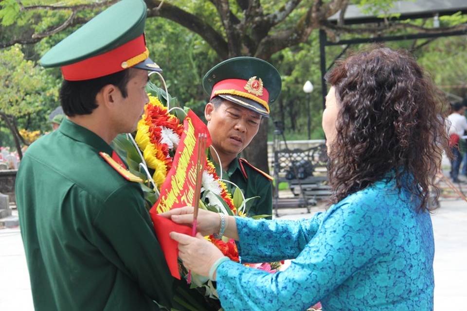 Ấm lòng linh hồn liệt sĩ, vẹn nghĩa tình với thân nhân - 7 Đội ngũ trong Ban quản lý nghĩa trang luôn trang nghiêm, tận tình