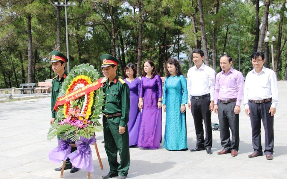 Ấm lòng linh hồn liệt sĩ, vẹn nghĩa tình với thân nhân - 1
Các cơ quan, ban ngành trở về Quảng Trị để tri ân liệt sĩ