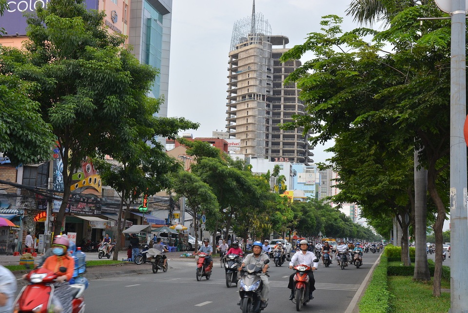 Số phận toà nhà ở khu đất vàng làm xấu xí bộ mặt TPHCM sắp được định đoạt - 3 Nhiều người cảm thấy tiếc nuối khi hai tòa nhà V-Ikon và DB Tower cao nhất nhì khu vực này, nằm cạnh nhau, đang ngừng thi công suốt thời gian dài