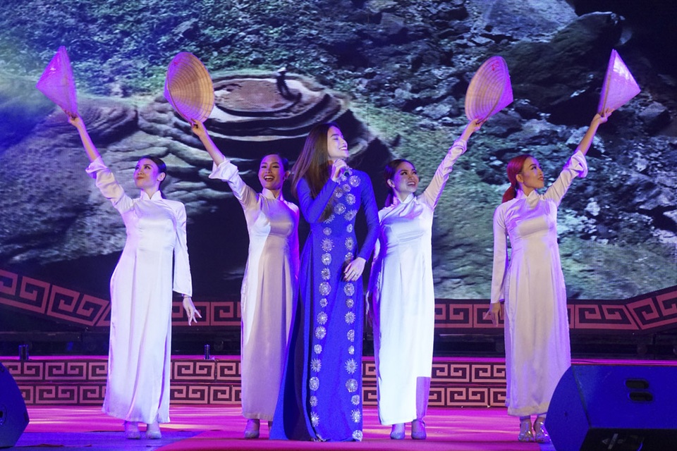 “Nữ hoàng” Ngọc Duyên làm vedette áo dài tôn vinh vẻ đẹp Quảng Bình - 8 Lễ khai mạc còn quy tụ các nghệ sĩ là người con của quê hương Quảng Bình như ca sĩ Hồ Ngọc Hà, nghệ sĩ Hoàng Rob,… Nữ ca sĩ Hồ Ngọc Hà duyên dáng với tà áo dài truyền thống trình diễn ca khúc “Xinh tươi Việt Nam” cùng vũ đoàn.