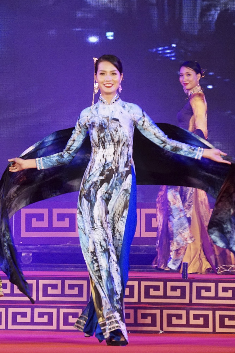 “Nữ hoàng” Ngọc Duyên làm vedette áo dài tôn vinh vẻ đẹp Quảng Bình - 3 Sử dụng chất liệu lụa, NTK đã khéo léo đưa hình ảnh của khối nhũ thác thiên hà lên tà áo dài một cách tinh tế. Nếu ai đã từng đến với động Thiên Đường hẳn sẽ nhận ra những hình ảnh quen thuộc.