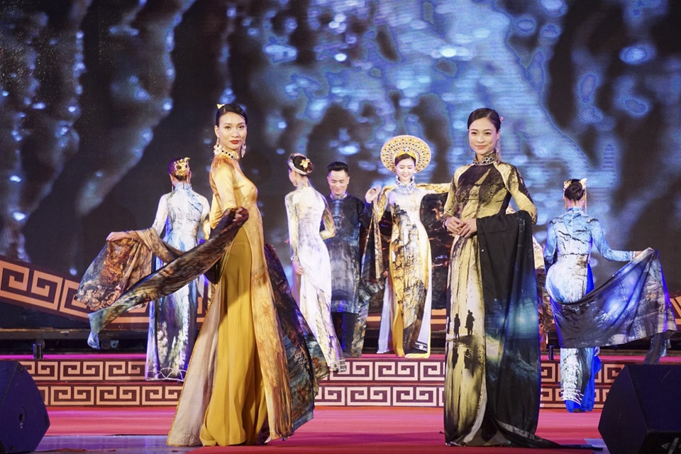 “Nữ hoàng” Ngọc Duyên làm vedette áo dài tôn vinh vẻ đẹp Quảng Bình - 4 BST tạo nên bức tranh tổng thể về thiên nhiên Quảng Bình.