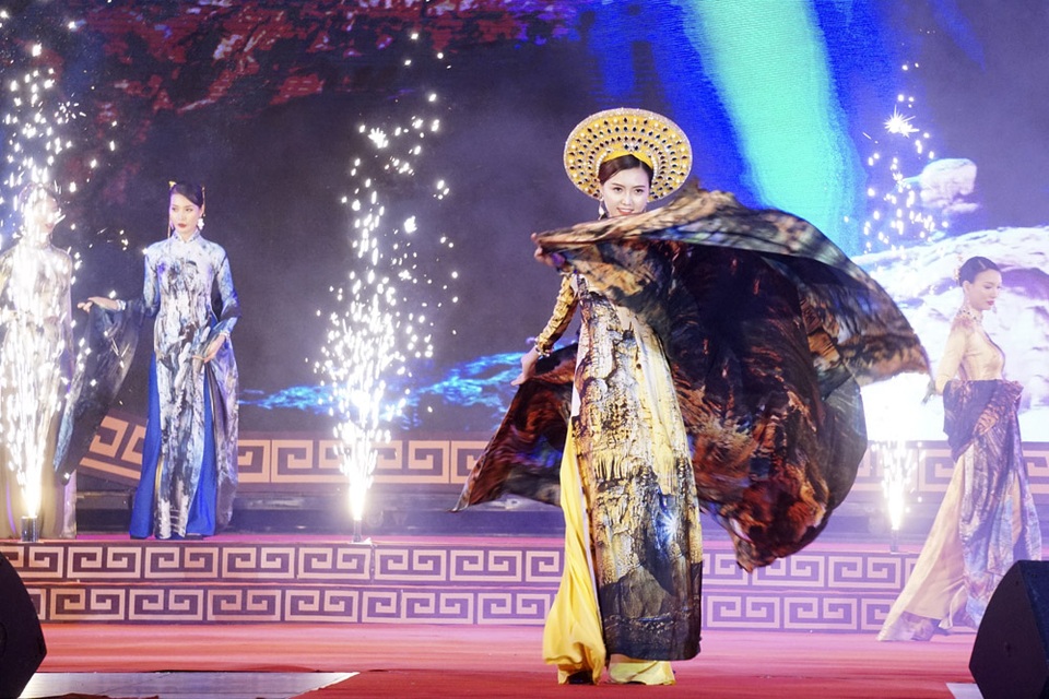 “Nữ hoàng” Ngọc Duyên làm vedette áo dài tôn vinh vẻ đẹp Quảng Bình - 1 Nữ hoàng sắc đẹp toàn cầu 2016 Ngọc Duyên đảm nhiệm vai trò người mẫu veddet cho BST Áo dài Thiên đường gọi tên lấy cảm hứng từ vẻ đẹp của động Thiên Đường - Quảng Bình. Tính tới thời điểm này, Ngọc Duyên là người đẹp Việt Nam giành được thành tích cao nhất trong số các người đẹp tham gia cuộc thi nhan sắc quốc tế.