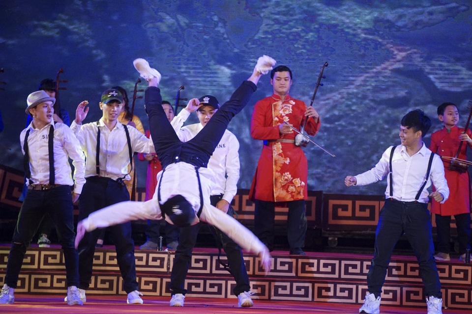 Hàng nghìn khán giả Thủ đô dự lễ khai mạc “Quảng Bình trong lòng Hà Nội” - 9 Hàng nghìn khán giả Thủ đô dự lễ khai mạc “Quảng Bình trong lòng Hà Nội” - 9