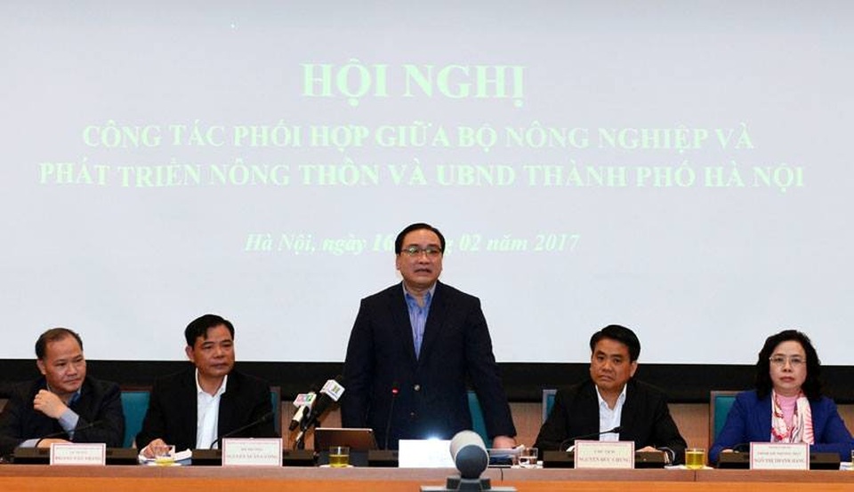 Hà Nội muốn “tái sinh” 4 dòng sông phía Tây thành phố - 2
Ông Hoàng Trung Hải (đứng) lo lắng: Nông nghiệp Hà Nội nếu không tính đến xuất khẩu là thất bại vì cạnh tranh trực tiếp với sản phẩm nông sản các nước ngay trên địa bàn thành phố.