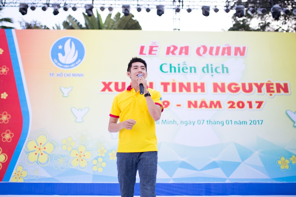 Á hậu Thùy Dung, Quang Đăng “cháy” cùng SV tình nguyện TPHCM - 7 
Sau đó, Quang Đăng dành thời gian giao lưu, chơi các trò chơi như nhảy sạp, cà kheo… và tham gia hiến máu nhân đạo. Anh hi vọng, đóng góp của anh và các bạn sinh viên sẽ phần nào cung cấp thêm lượng máu cần thiết cho các bệnh viện trong dịp Tết.