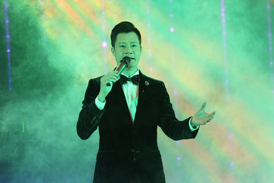 Nam ca sĩ gốc Quy Nhơn diện trang phục lịch lãm, sang trọng. Đây là hình ảnh mà Quang Dũng đã định hình thành phong cách trong nhiều năm qua.