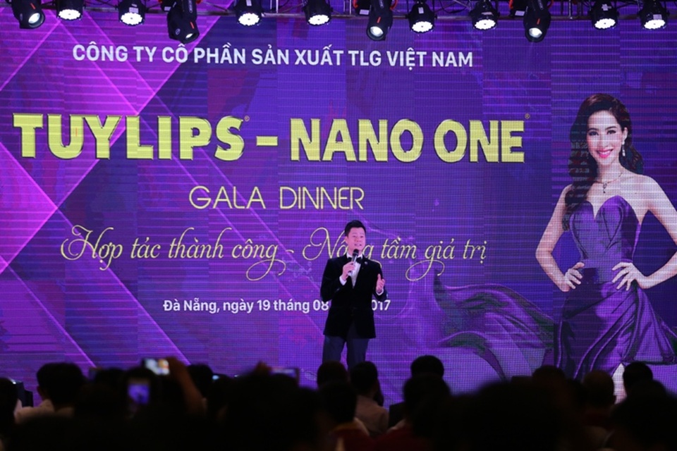 ​Tại Gala dinner “Hợp tác thành công - Nâng tầm giá trị”, ca sỹ Quang Dũng hát những ca khúc được yêu mến, làm nên tên tuổi của anh như: Còn ta với nồng nàn, Anh còn nợ em, Vì đó là em.