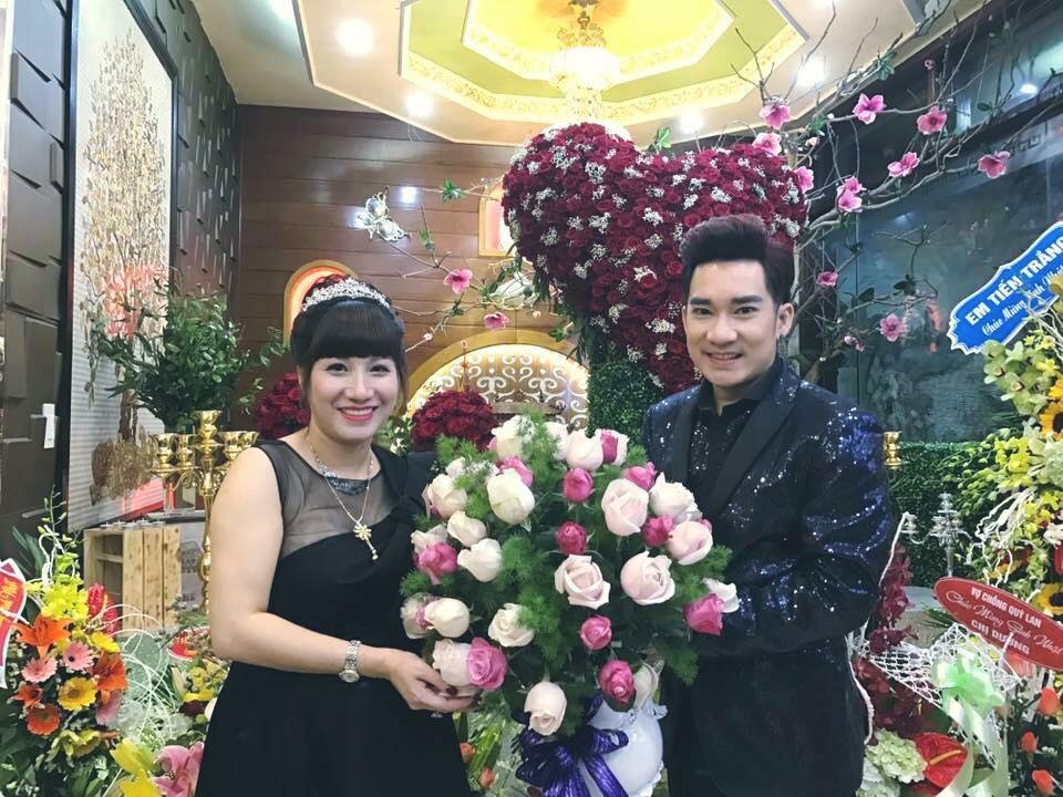 Ngỡ ngàng chuyện ca sĩ hát đám cưới được tặng "đất vàng" và xế hộp - 1 Quang Hà chụp ảnh cùng vị nữ đại gia hào phóng trong tiệc kỷ niệm 11 năm ngày cưới ở Thái Bình.