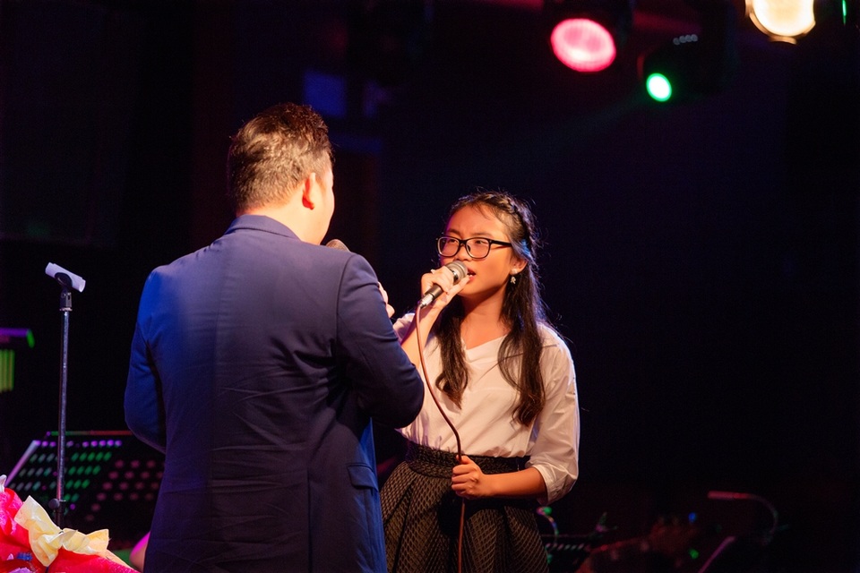 Hai cha con cùng song ca và phiêu quá đỗi ăn ý. Quang Lê từng cho biết, sau đổ vỡ hôn nhân trước đây, anh luôn có khuynh hướng muốn nhận con nuôi, chứ không lập gia đình nữa.