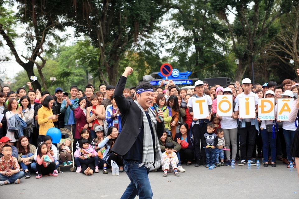 Quang Lê hát trên đường phố vì trẻ tự kỷ - 2 Dù không đứng dưới sân khấu rực rỡ ánh đèn nhưng Quang Lê vẫn nhiệt tình ca hát và giao lưu với hàng ngàn khán giả có mặt ở sự kiện cùng tham gia, nhảy múa, ca hát và chia sẻ thông điệp về trẻ tự kỷ.