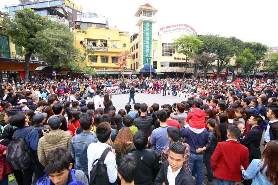 Quang Lê hát trên đường phố vì trẻ tự kỷ - 3 Quang Lê hát trên đường phố vì trẻ tự kỷ - 3