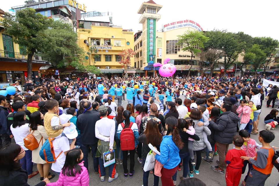 Quang Lê hát trên đường phố vì trẻ tự kỷ - 4 Để khuấy động không khí, Quang Lê còn cùng các học trò tổ chức những trò chơi vận động vui vẻ.