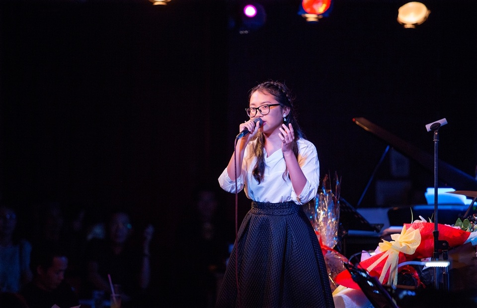 Như để khẳng định cho việc chọn trang phục phù hợp, đúng nơi, đúng chỗ, xuất hiện tại đêm nhạc của ca sĩ Trường Tam, Phương Mỹ Chi chọn trang phục áo trắng kết hợp cùng chân váy nhẹ nhàng hợp tuổi. Cô bé khoe chất giọng quen thuộc đã đi vào lòng người.