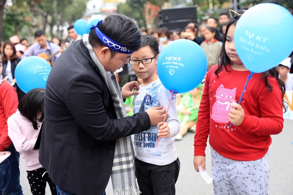 Quang Lê hát trên đường phố vì trẻ tự kỷ - 6 Giọng ca Về đâu mái tóc người thương cũng hy vọng, đối với các trẻ em mắc chứng tự kỷ, âm nhạc sẽ là cầu nối hữu hiệu giữa các em và xã hội. Âm nhạc sẽ là liều thuốc kỳ diệu tác động vào tâm lý, nhận thức của trẻ tự kỷ, mang đến niềm vui và hiệu quả điều trị cho các em khi chúng được sử dụng đúng cách.