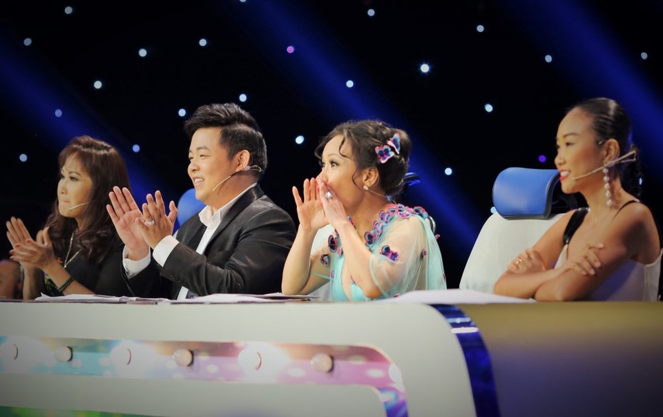 Cô bé nghèo mồ côi cha ca vọng cổ khiến Việt Hương, Quang Lê ngậm ngùi - 2 Các thành viên ban giám khảo cổ vũ hết mình cho Hồng Yến.