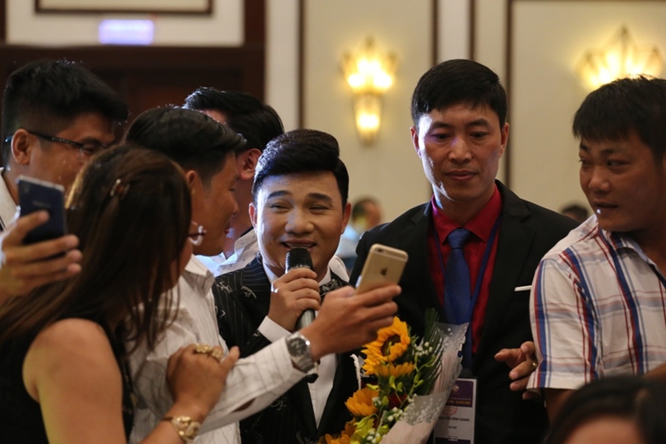 Anh bị khán giả vây kín, ai cũng chen đến gần anh để được chụp ảnh với ca sỹ nổi tiếng Quang Linh. Quang Linh vẫn luôn là ca sỹ được nhiều người yêu thích, mến mộ không chỉ bởi giọng hát hay đi vào lòng người mà anh còn rất nhiệt tình, gần gũi với khán giả.