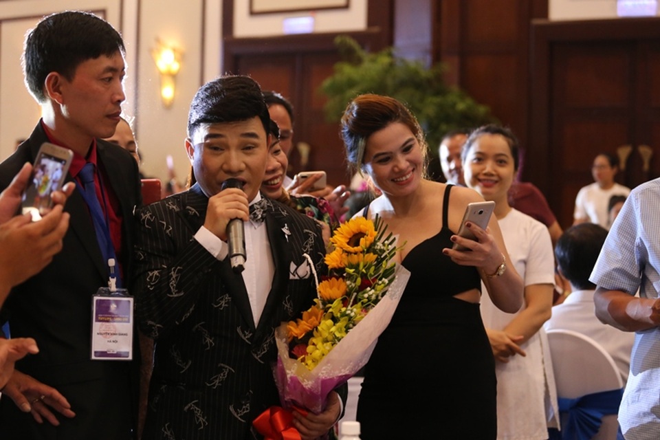 Sau bài hát đầu tiên biểu diễn trên sân khấu, ca sỹ Quang Linh đã xuống giao lưu với khán giả.