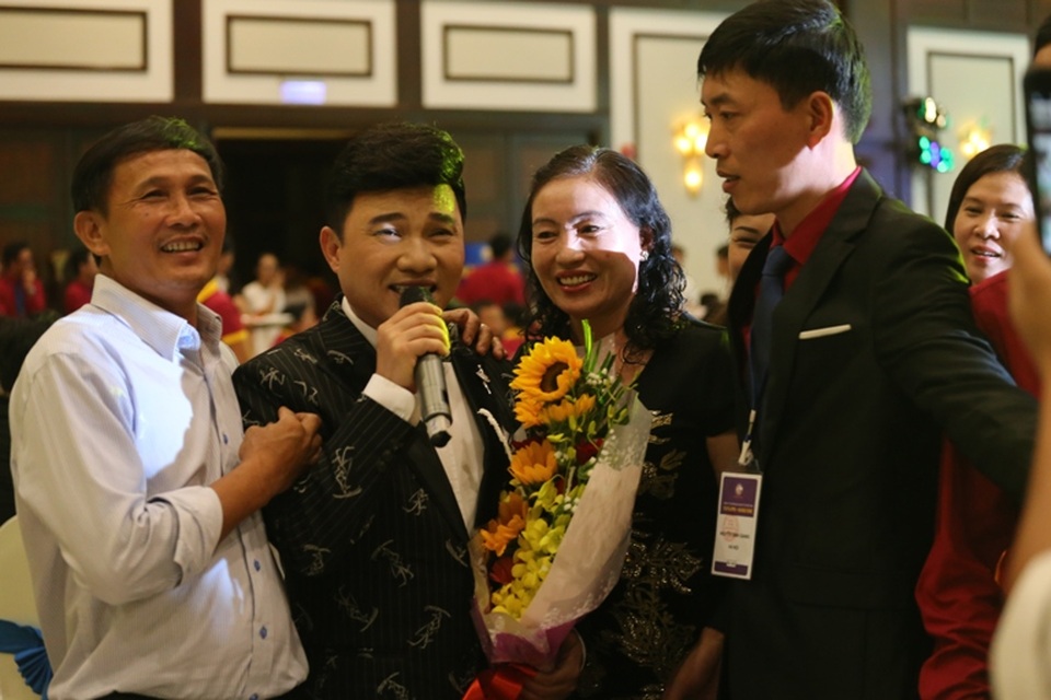 Quang Linh bị khán giả "bao vây" trong dạ tiệc ở Đà Nẵng - 4