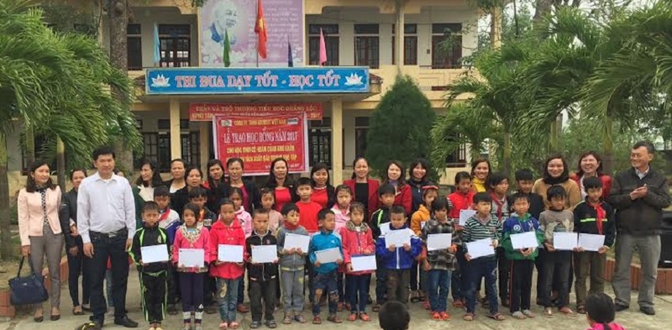 Trao 185 suất học bổng Grobest Việt Nam đến học sinh nghèo vượt khó Quảng Trị, Thừa Thiên Huế - 9 Cũng trong dịp này, Công ty Grobest đã trao 21 suất học bổng đến với các em học sinh nghèo học giỏi tại Trường tiểu học Quảng Lộc, thị xã Ba Đồn, tỉnh Quảng Bình